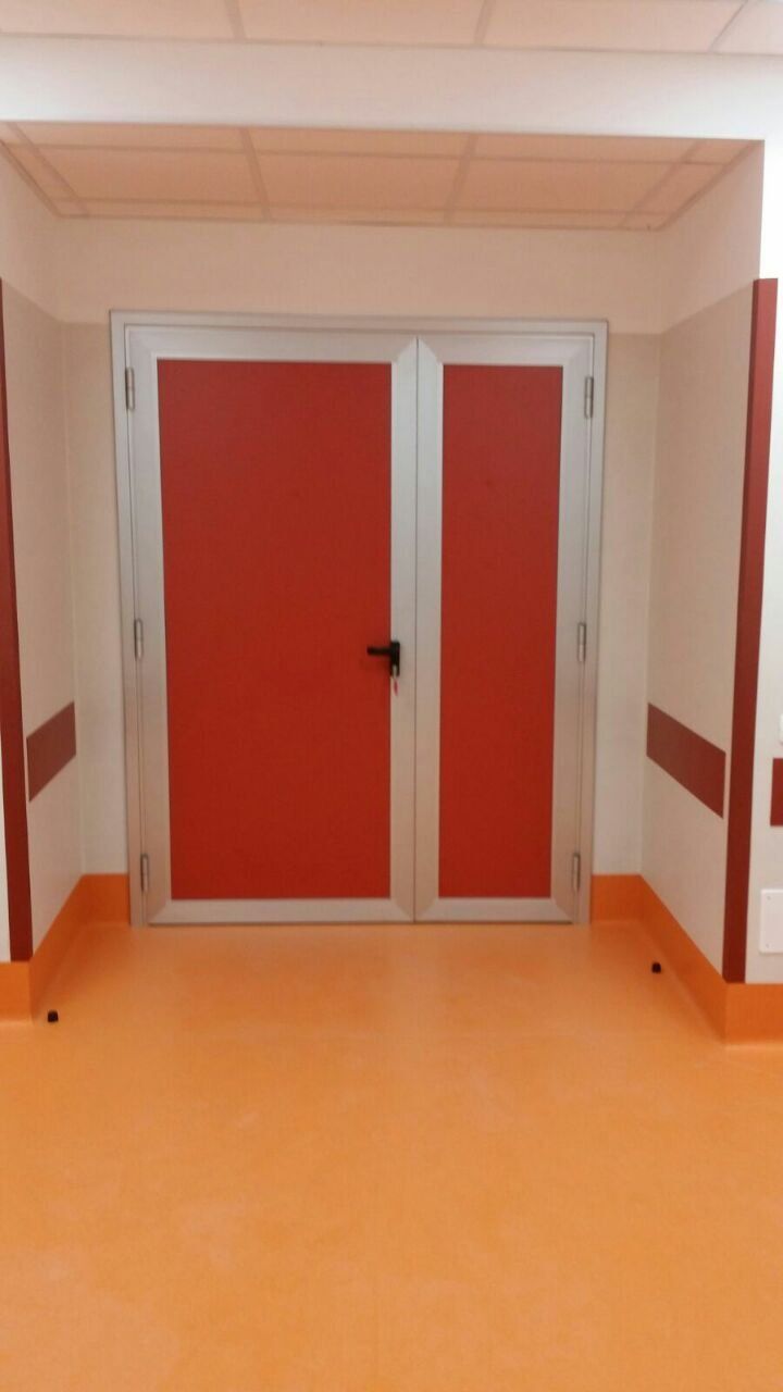 Porta schermata a doppia anta a battente asimmetrica