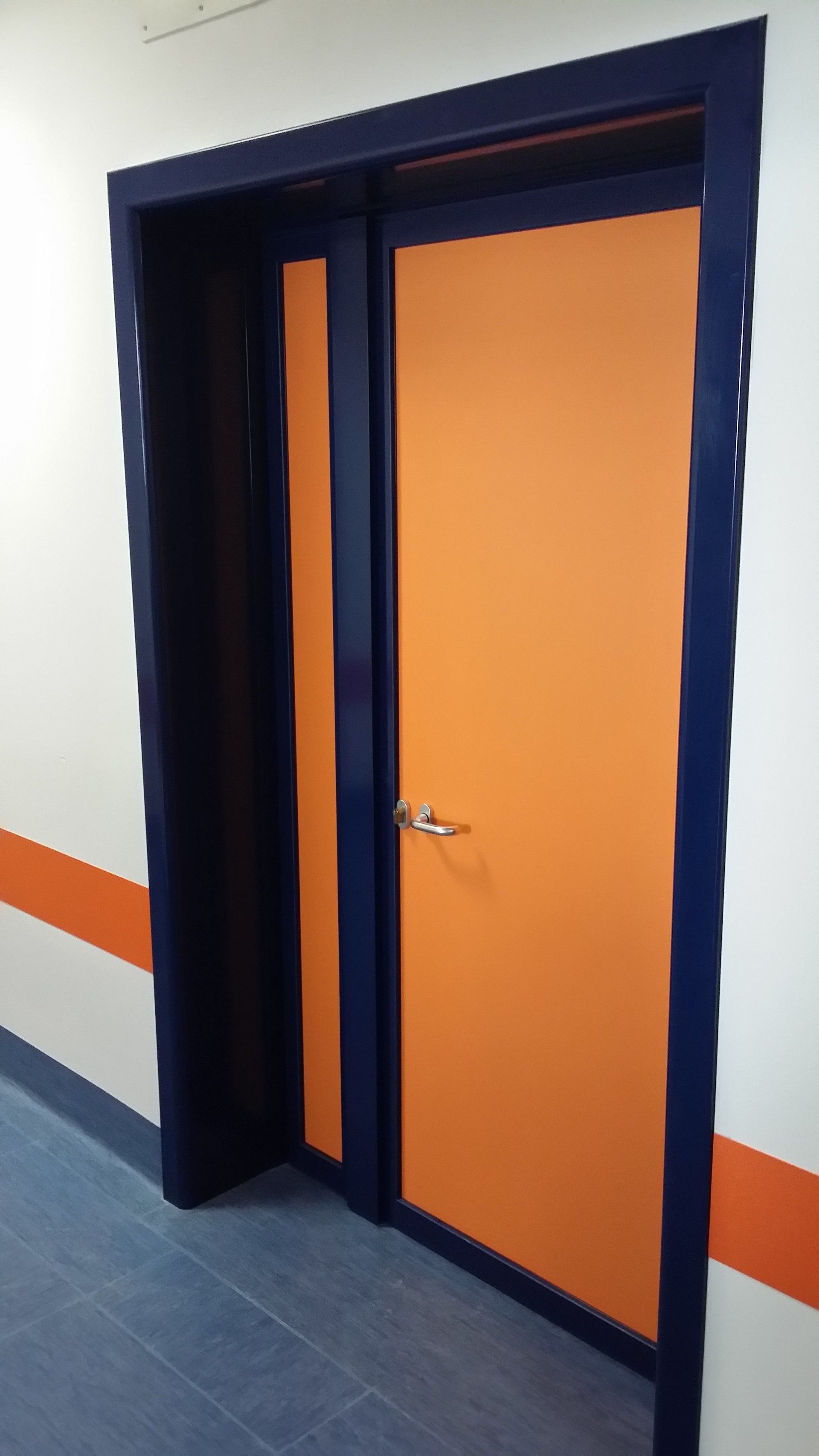 Porta schermata a doppia anta a battente asimmetrica