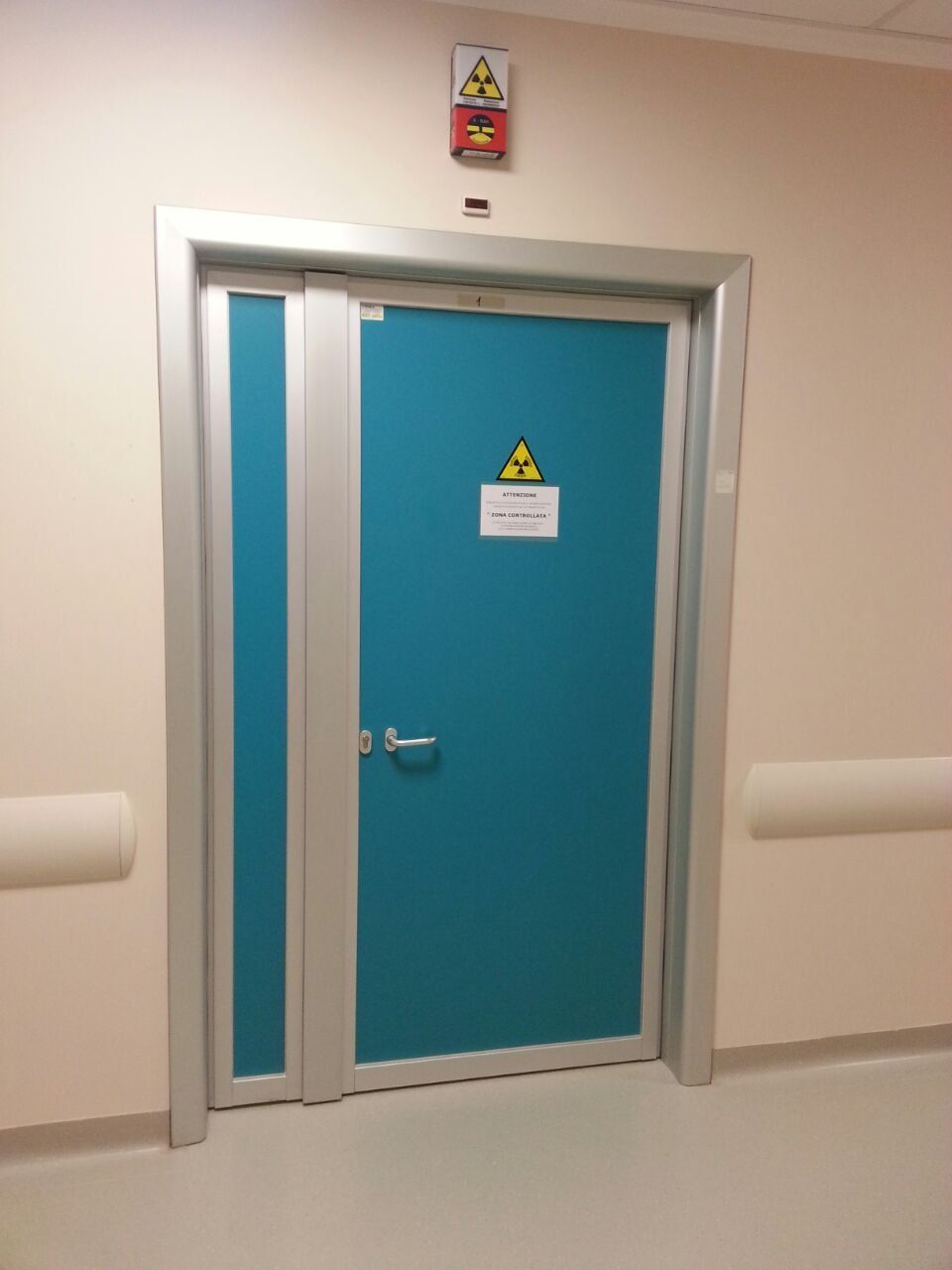 Porta schermata a doppia anta a battente asimmetrica