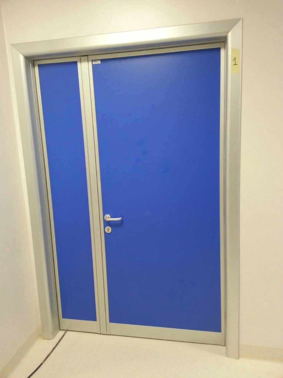 Porta schermata a doppia anta a battente simmetrica