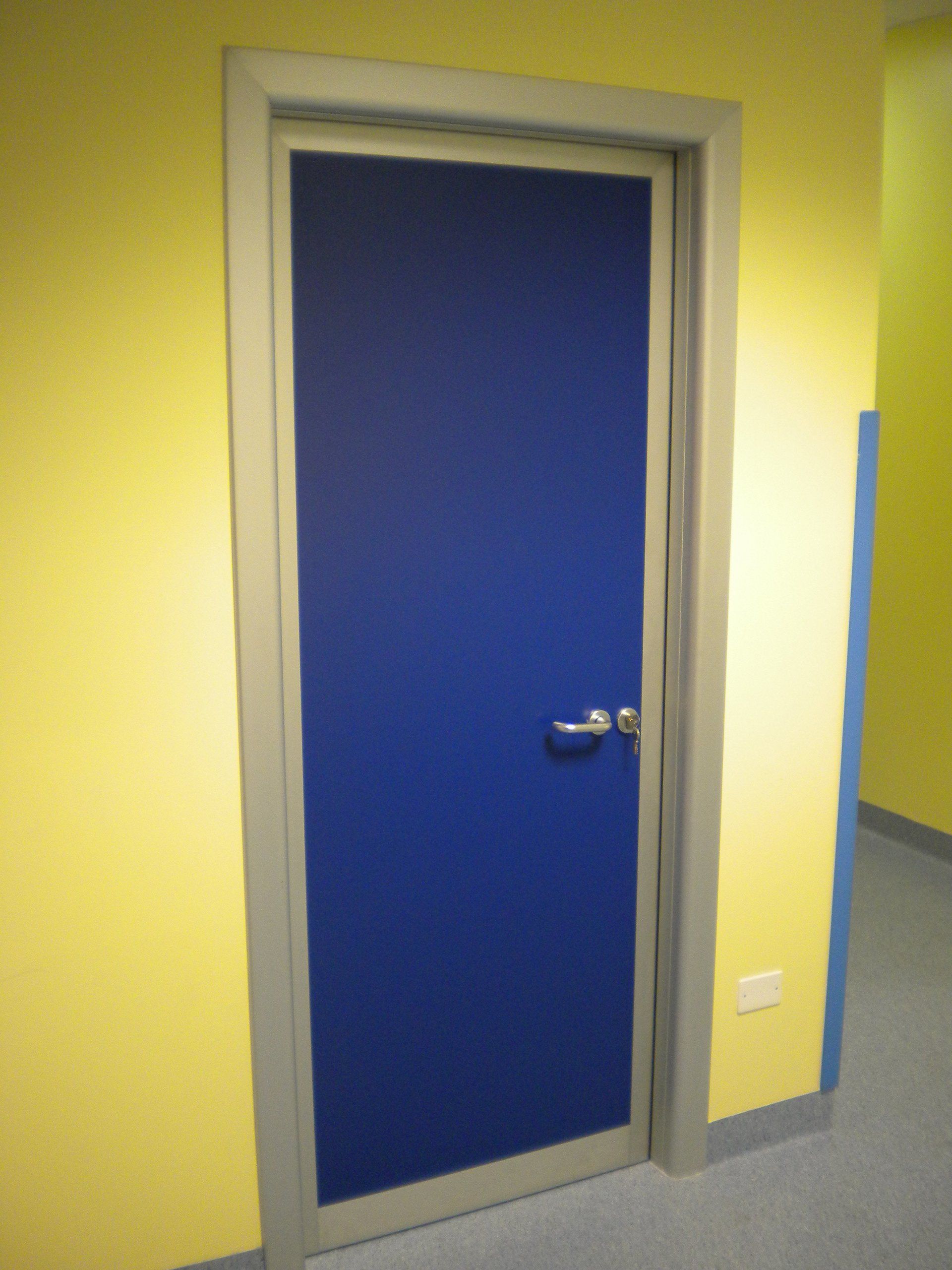 Porta schermata a singola anta battente