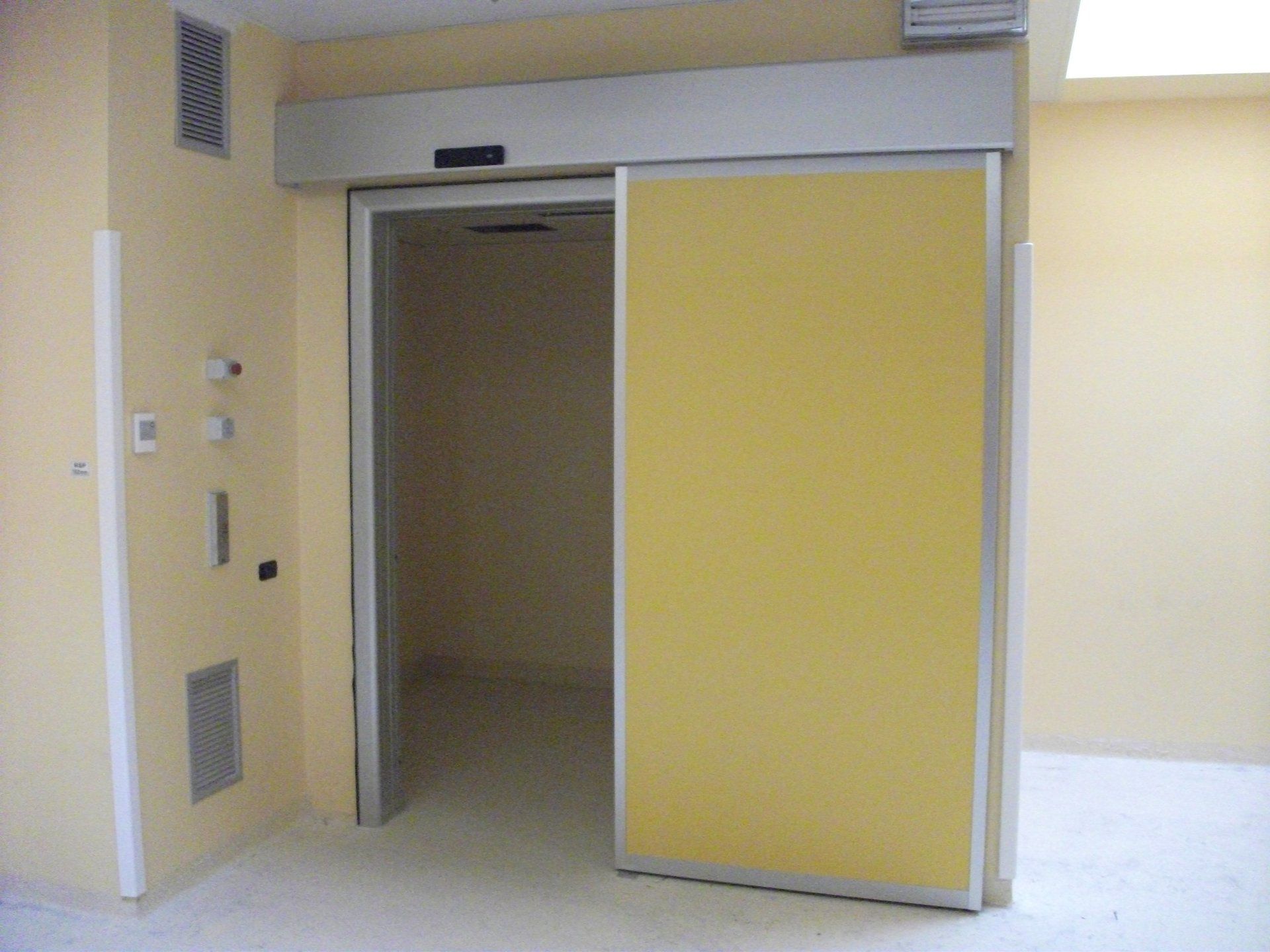 Porta scorrevole motorizzata con elevato spessore in piombo