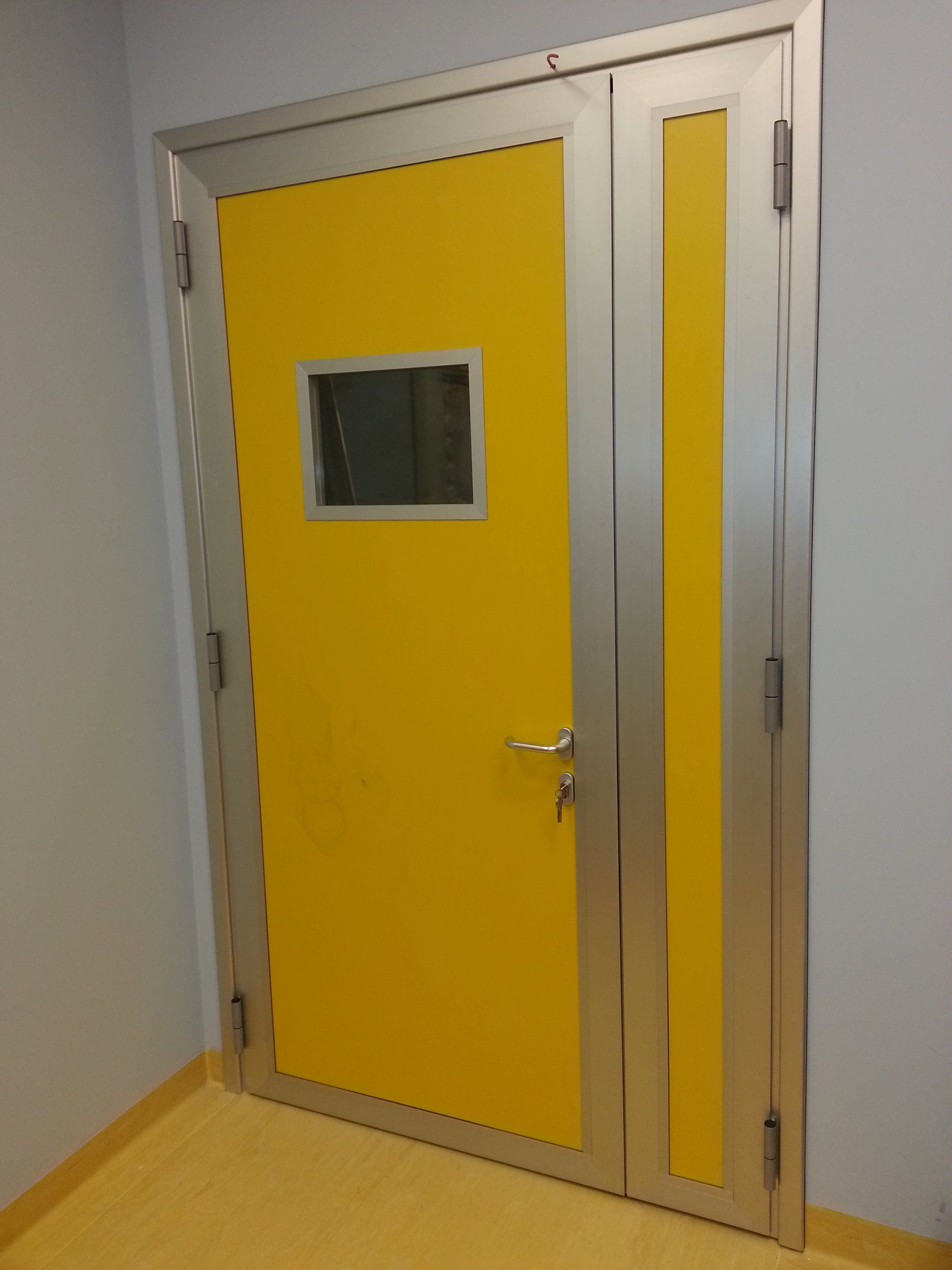 Porte schermate a doppia anta assimmetrica con visiva