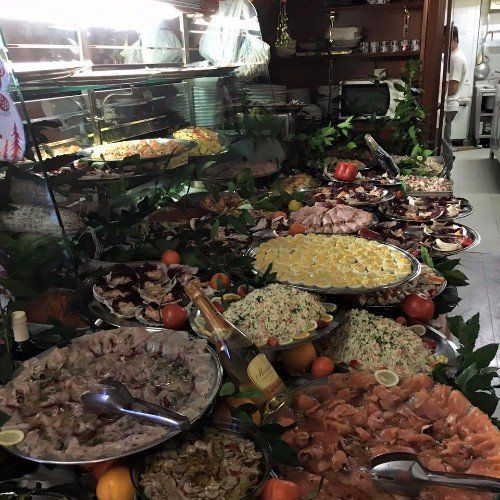 Buffet di insalate, frutti di mare, insaccato e formaggi