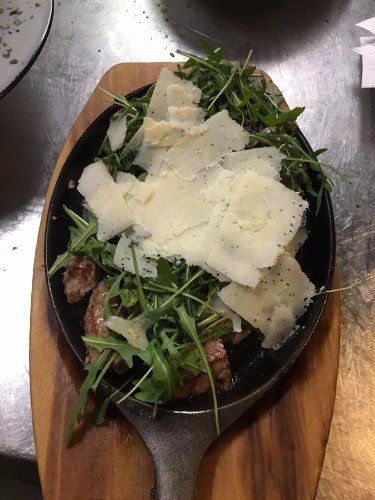 Sizzler di costola di maiale con rucola e parmigiano reggiano
