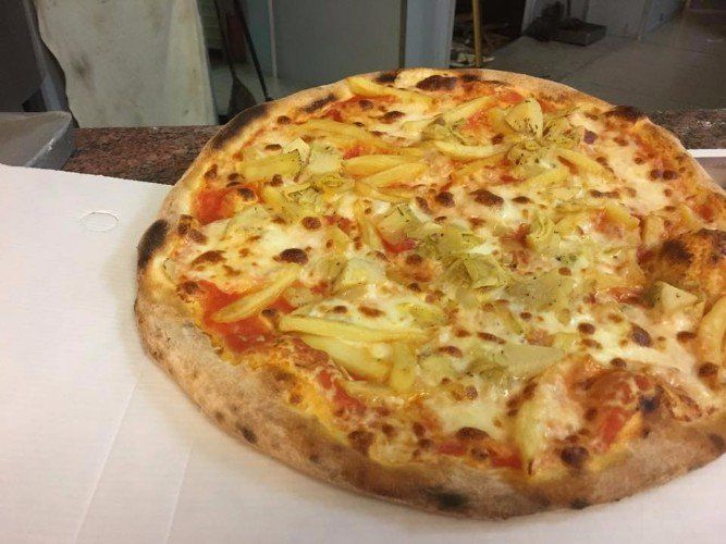 pizza appena impiattata