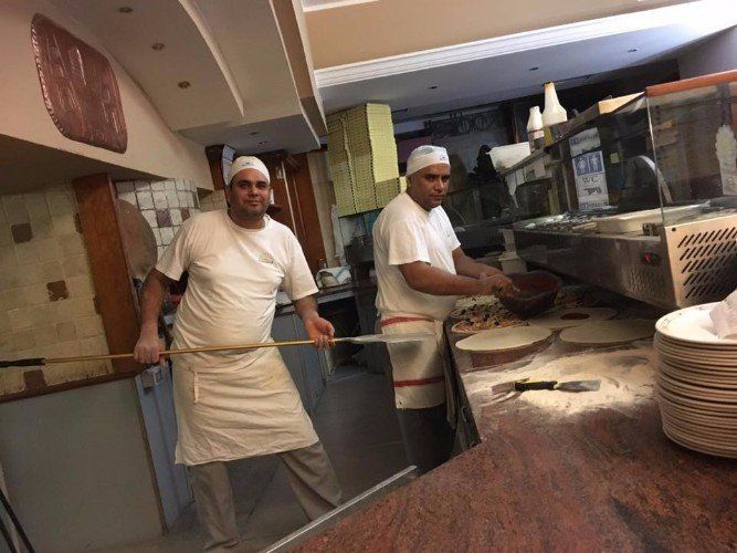 Due pizzaiolo lavorando