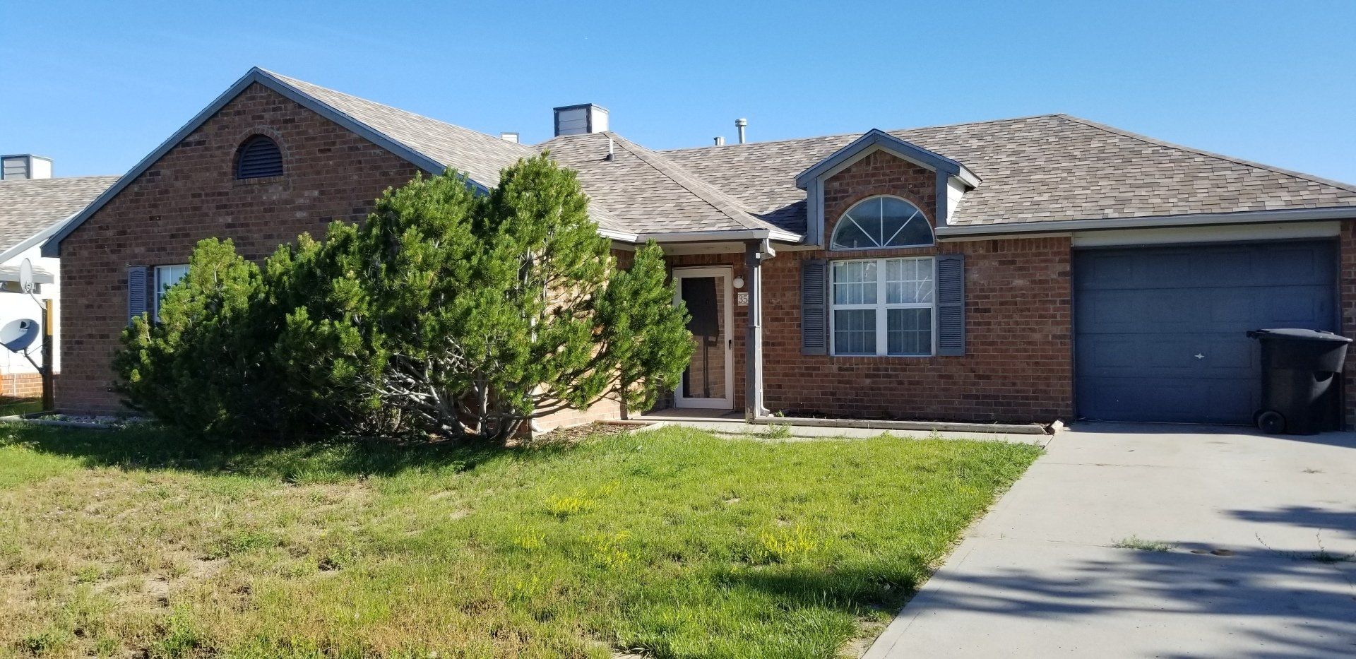 Cottonwood Estates Apartments Exterior house and driveway
