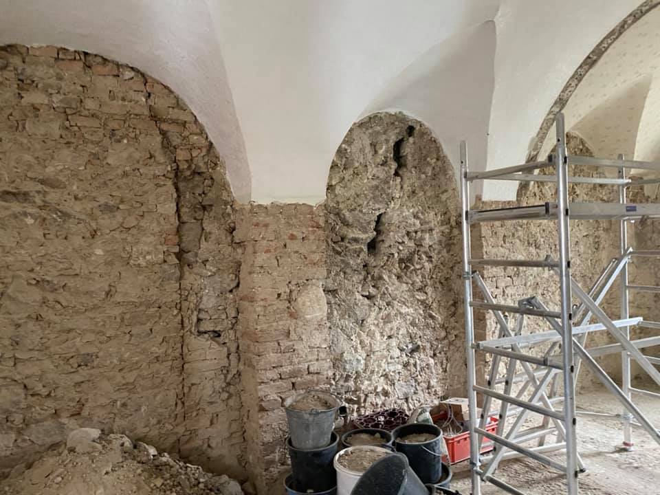 Fassadenarbeiten an Mauer
