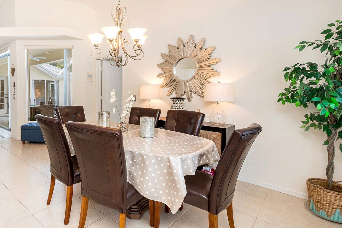 Dining area at Naples, Lake View, Briarwood, Florida