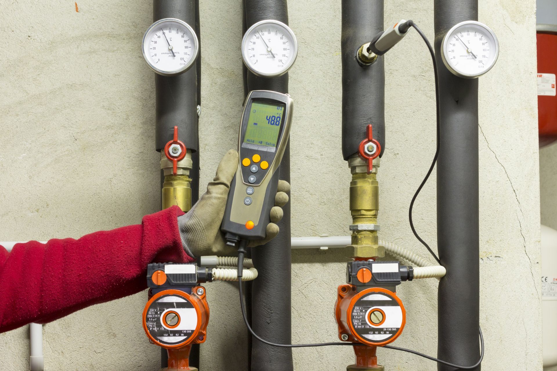 tecnico durante la manutenzione di un impianto industriale