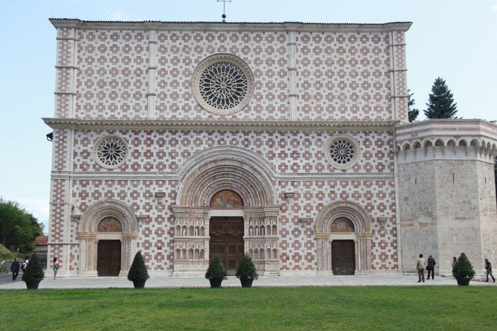 Fassade der Basilika Santa Maria degli Angeli in Assisi, Italien