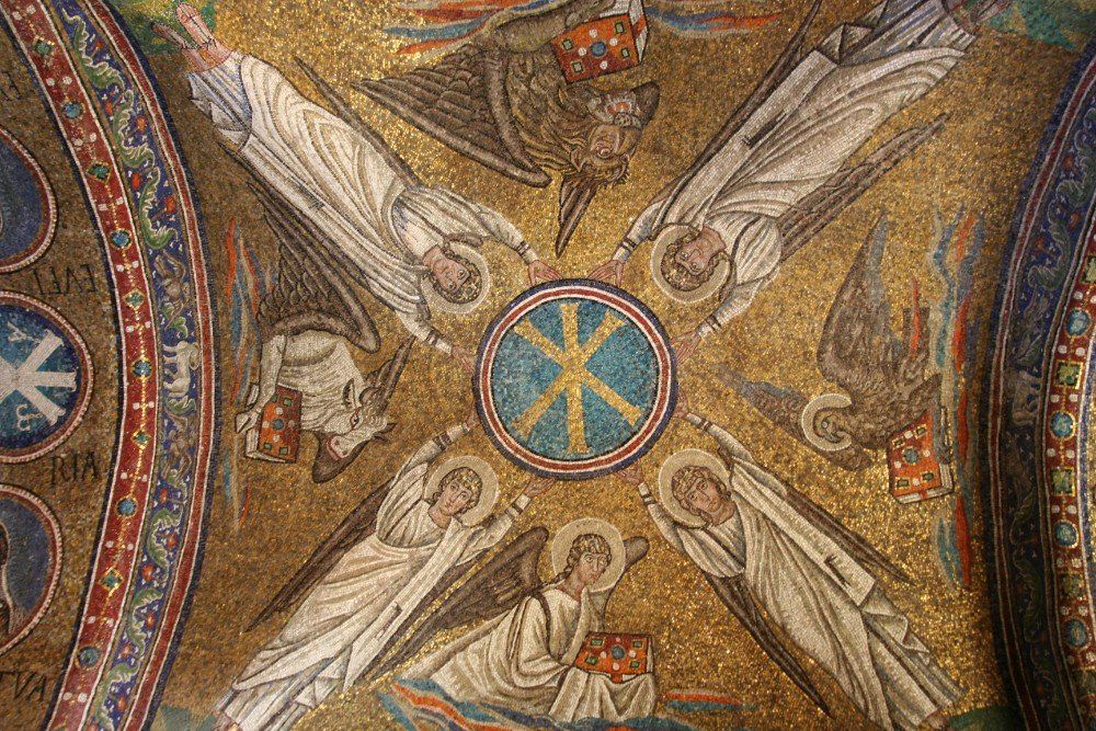 Mosaikdecke mit sechs Engeln, die ein zentrales Chi-Rho-Symbol umgeben, alles vor einem goldenen Hintergrund.