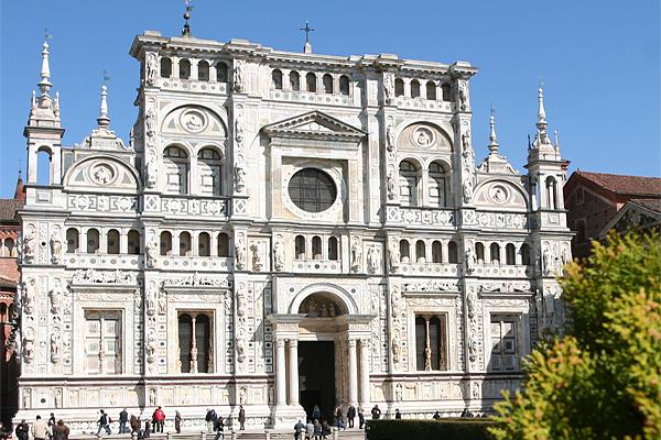 Verzierte weiß-graue Fassade der Certosa di Pavia, einem Renaissancekloster in Pavia, Italien, mit Figuren und Skulpturen.