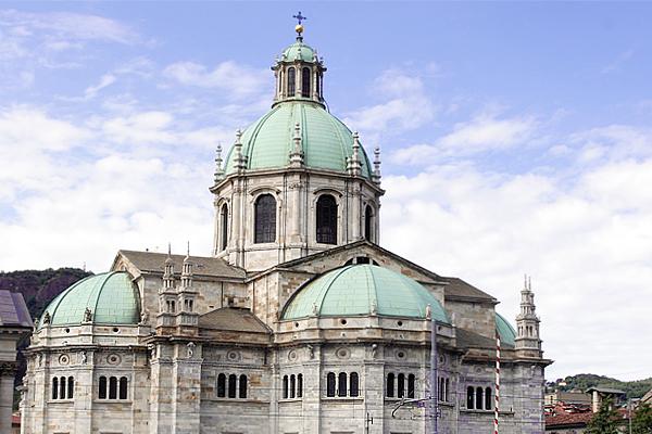 Kathedrale mit hellgrünen Kuppeln vor blauem Himmel. Außenansicht eines großen Gebäudes im klassischen Stil.