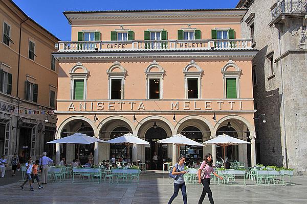 Café Anisetta Meletti in Ascoli Piceno, Italien, mit heller Fassade, gewölbtem Eingang