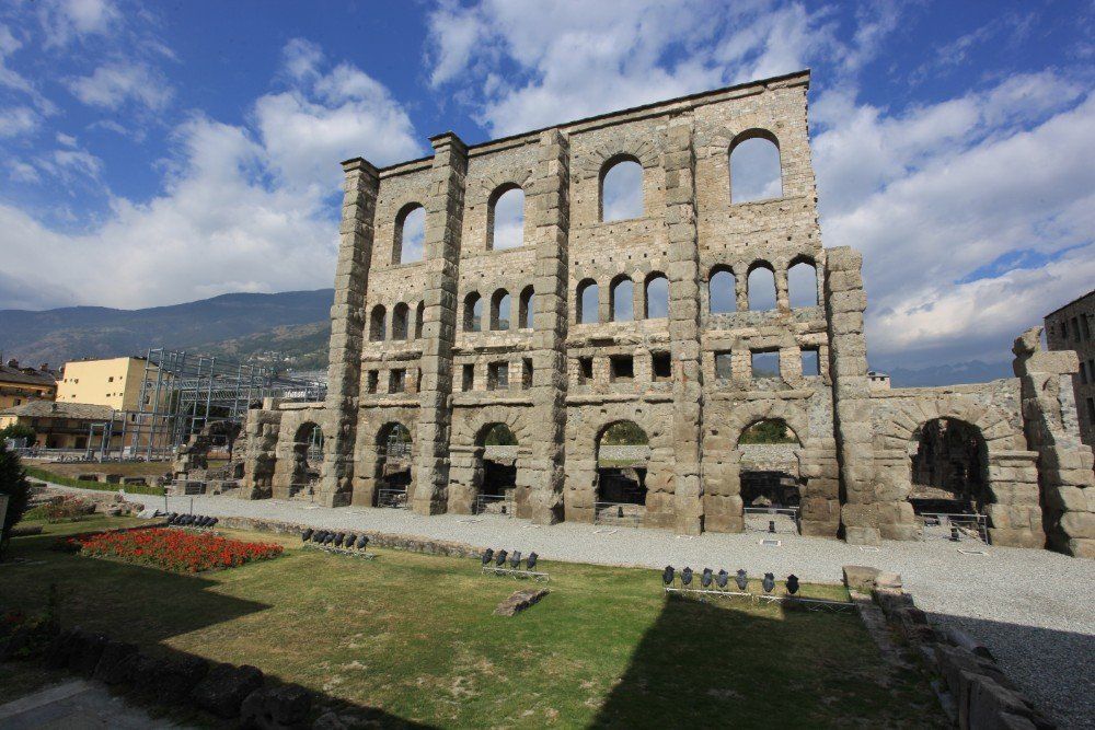 Ruinen des römischen Theaters in Aosta, Italien. 