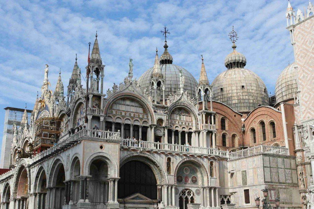Der Markusdom in Venedig, Italien. Reich verzierte Kuppelkirche