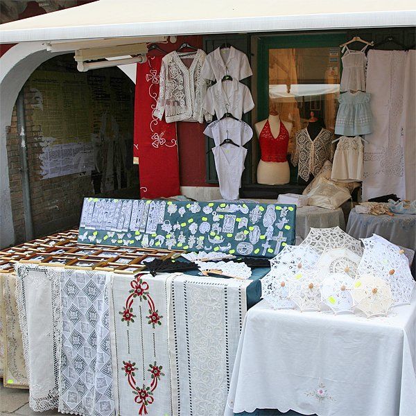 Geschäft im Freien mit Spitzen und handgefertigter Kleidung in Venedig, Italien. 