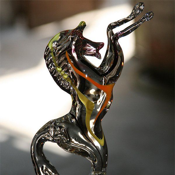 Glas-Skulptur eines sich aufbäumenden Pferdes mit wallender Mähne