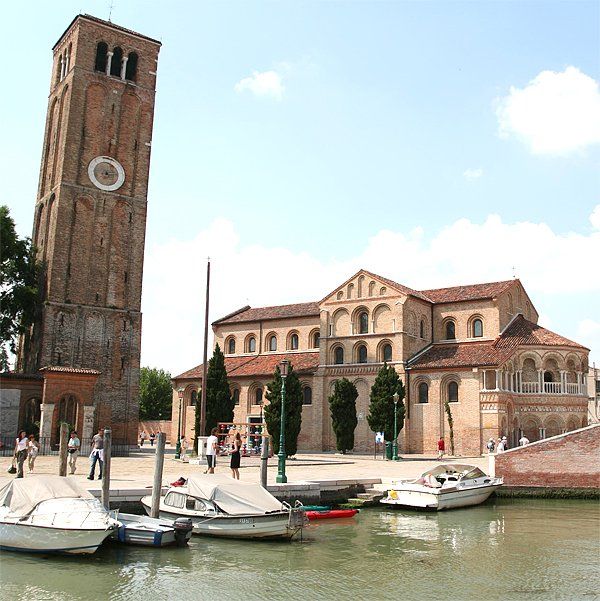 Eine Backsteinkirche und ein schiefer Glockenturm in Murano, Venedig