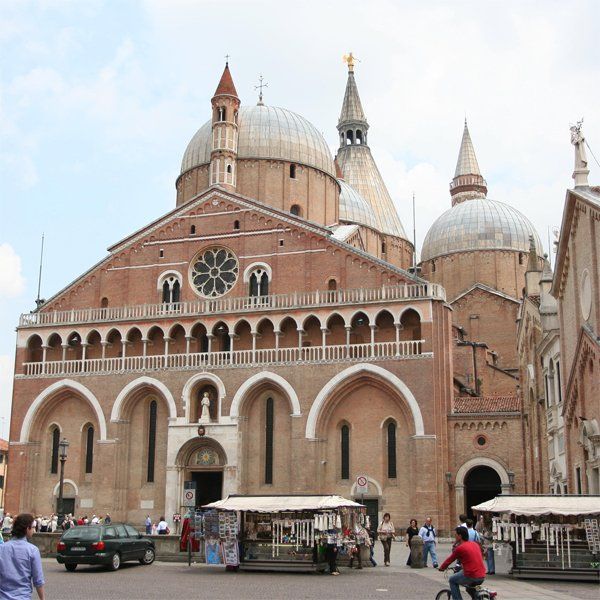 Außenansicht der Basilika des Heiligen Antonius in Padua, Italien
