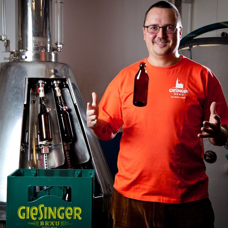 Giesinger Braeu mit Steffen Marx mit 330 ml Flasche und Kasten