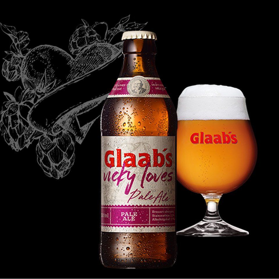 330 ml Euroflasche mit Glaabsbräu Etikett und Glas mit Bier