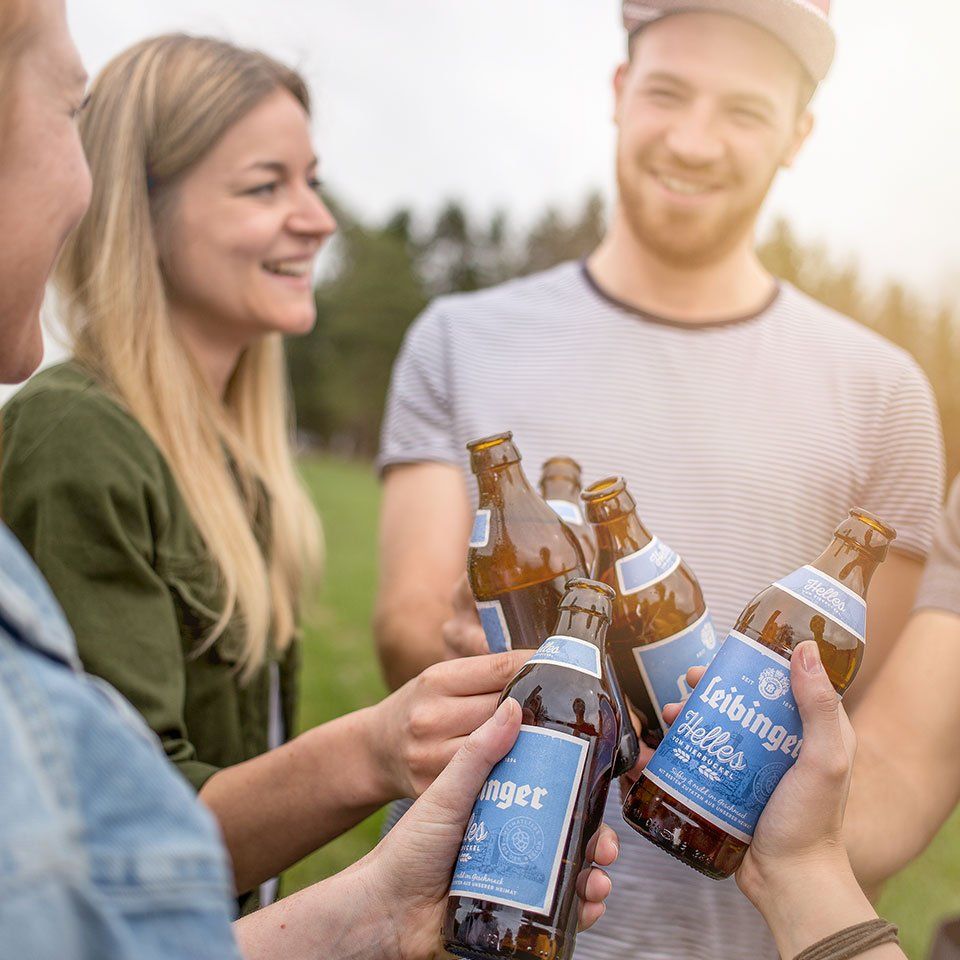 Brauerei Leibinger, Gruppenbild Anstossen mit 330ml Euroflasche