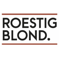 Het Roestig Blond-logo in zwarte letters tussen twee bruine lijnen.