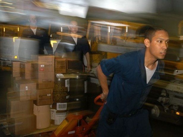 trekken van een handpallettruck duwen en trekken fysieke belasting