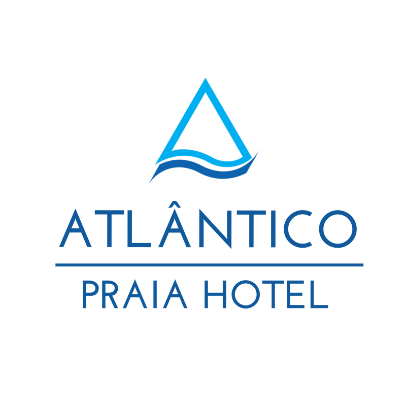 Logotipo do Hotel Atlântico Praia, apresentando um triângulo azul com um desenho de onda acima do texto.
