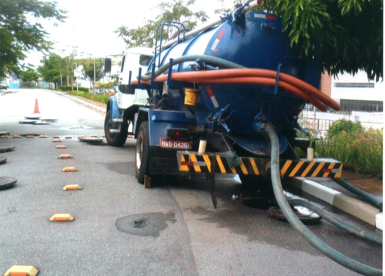 Desentupimento de esgoto na Vila Prudente