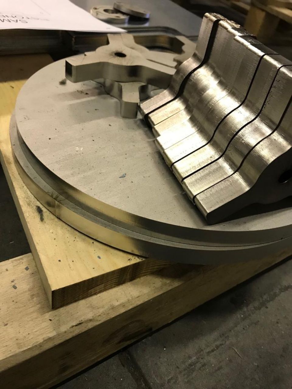 componenti metallici tagliati al laser