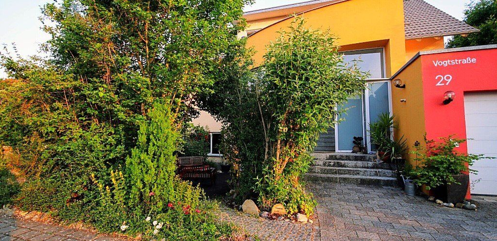 Ein gelb-rotes Haus mit der Nummer 29 darauf