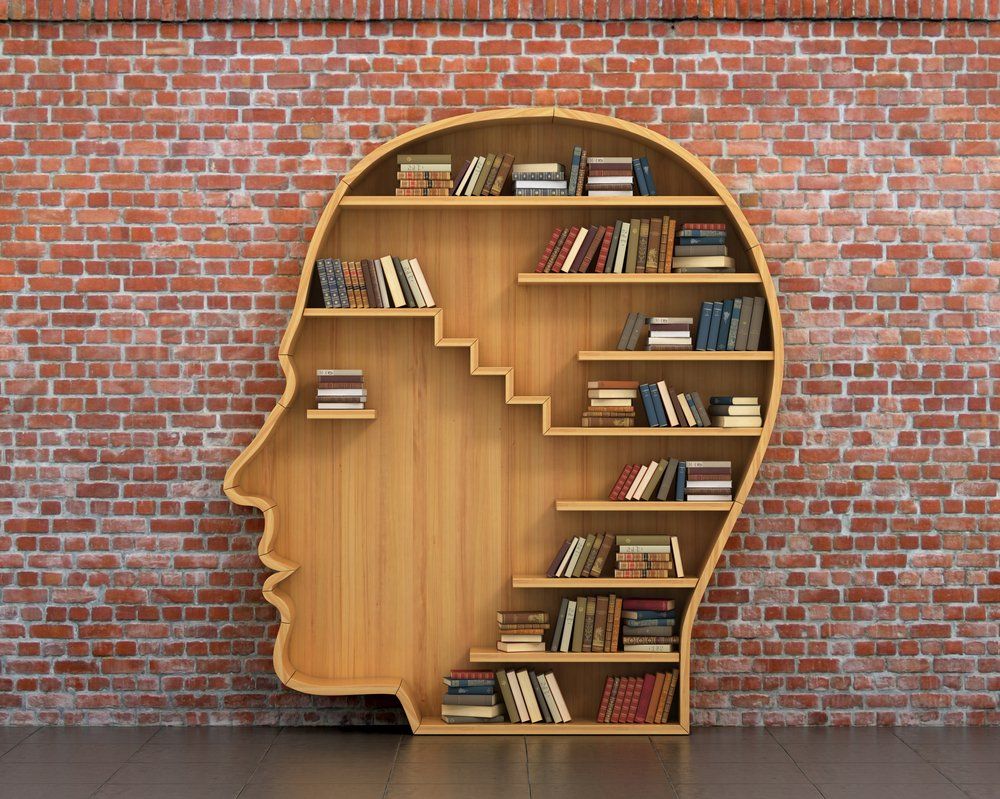 Ein Bücherregal in Form eines menschlichen Kopfes voller Bücher