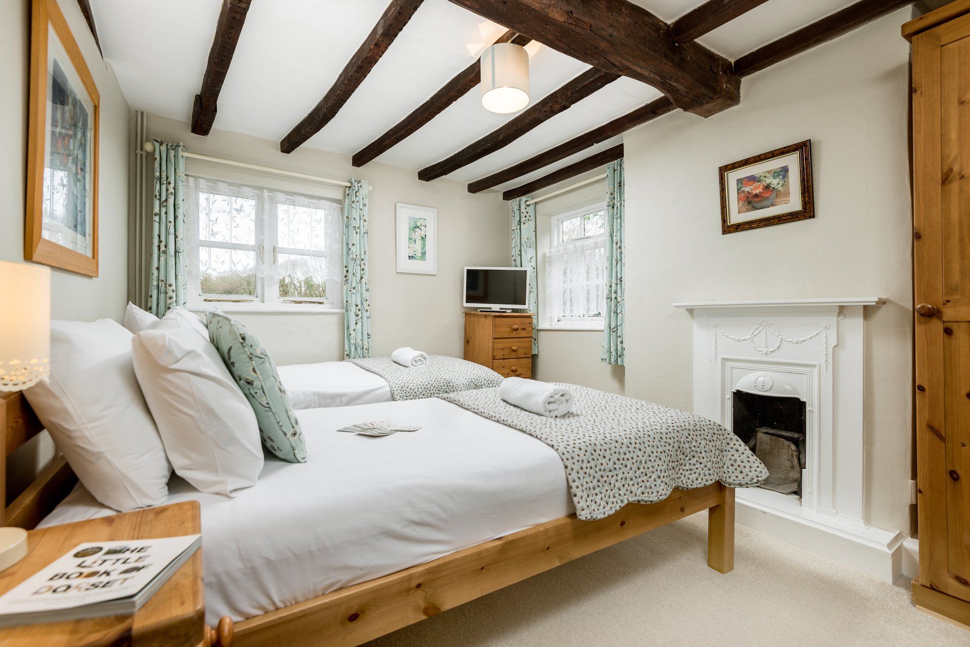 Twin Bedroom in delightful thatched cottage