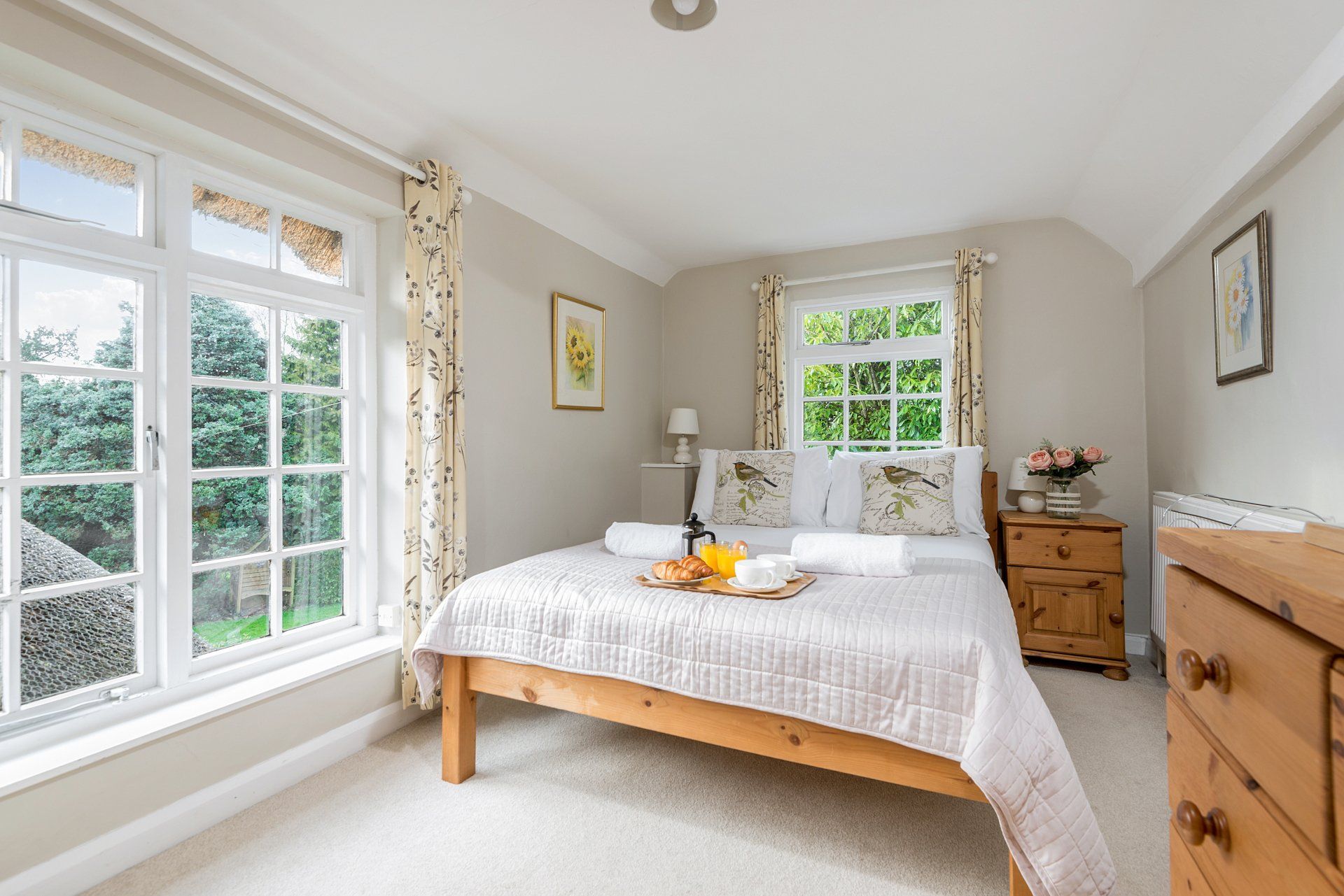 Lovely Bright and spacious double bedroom in charming thatched cottage