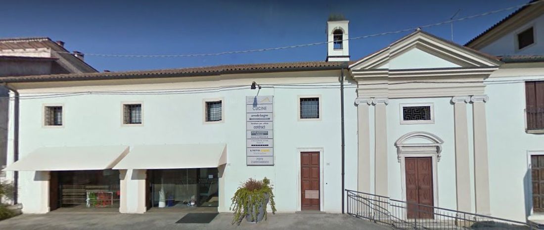 negozio di arredo visto da fuori