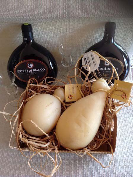 due scamorze e due bottiglie di vino