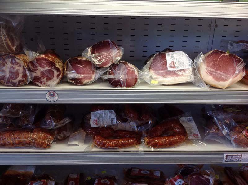 un banco frigo con salumi tipici