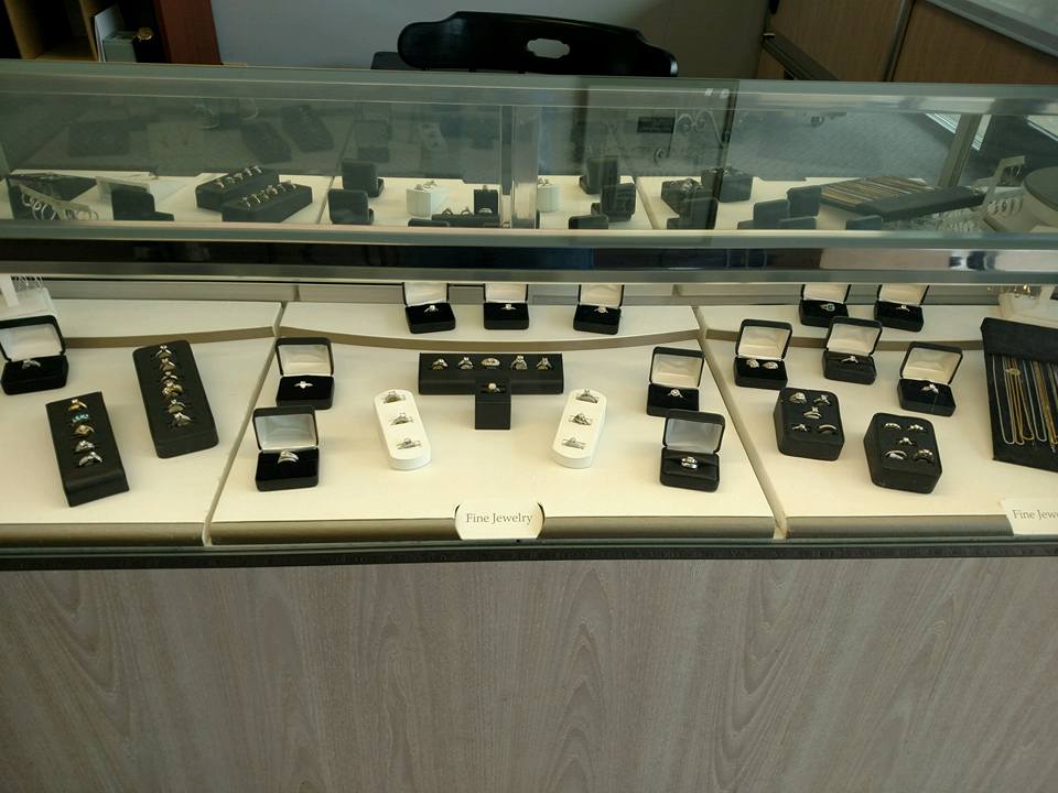 Glass Case with Lots of Jewelry — Paducah, KY — Hoskins Coin & Gold Exchange