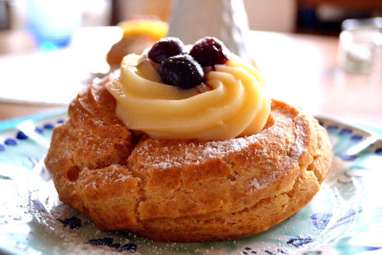 Un primo piano di un dessert con zucchero a velo su un piatto