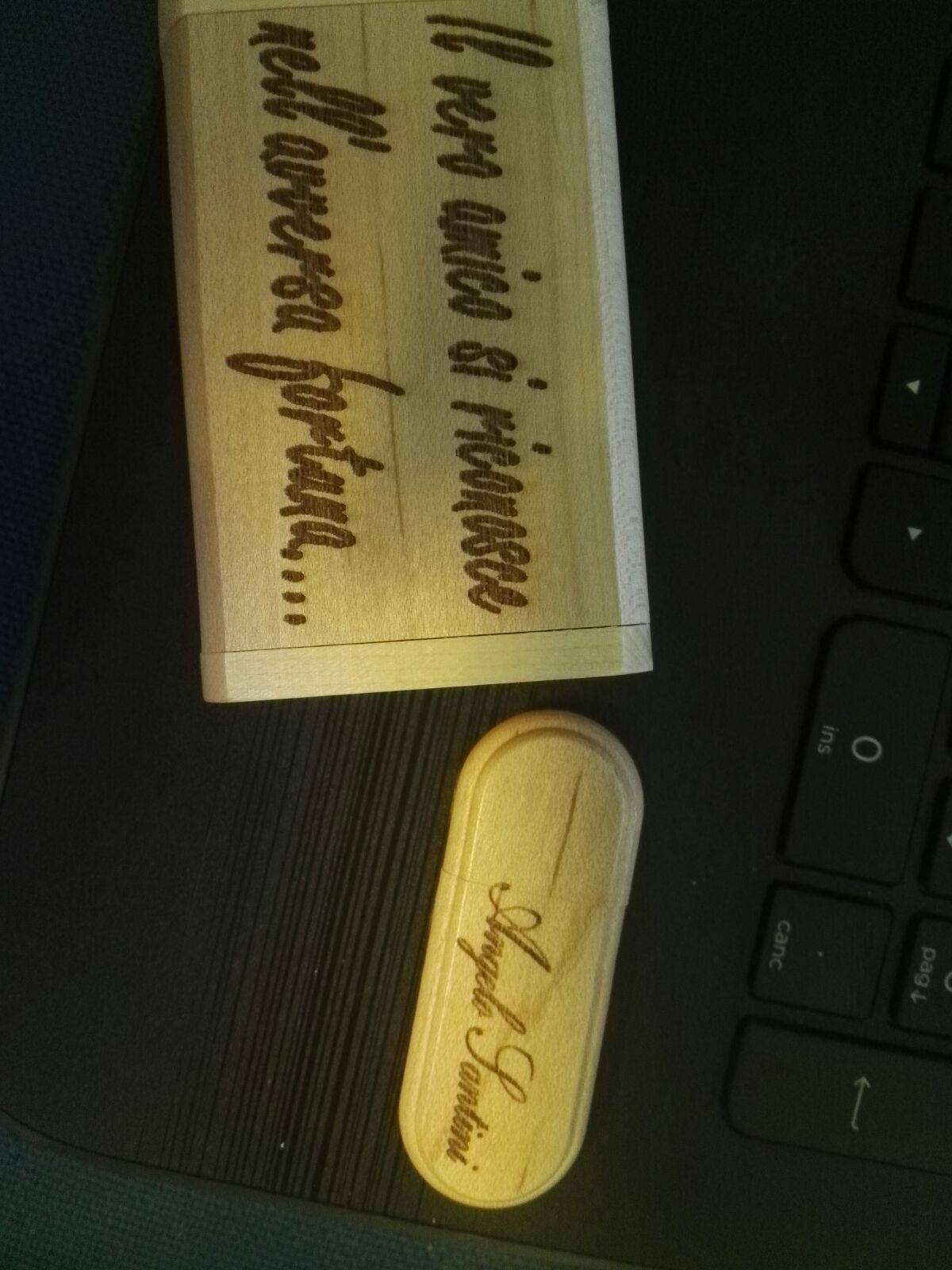 gadget in legno con stampa personalizzata