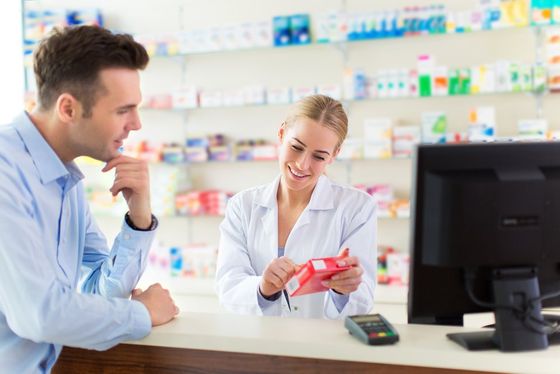 due persone al bancone di una farmacia