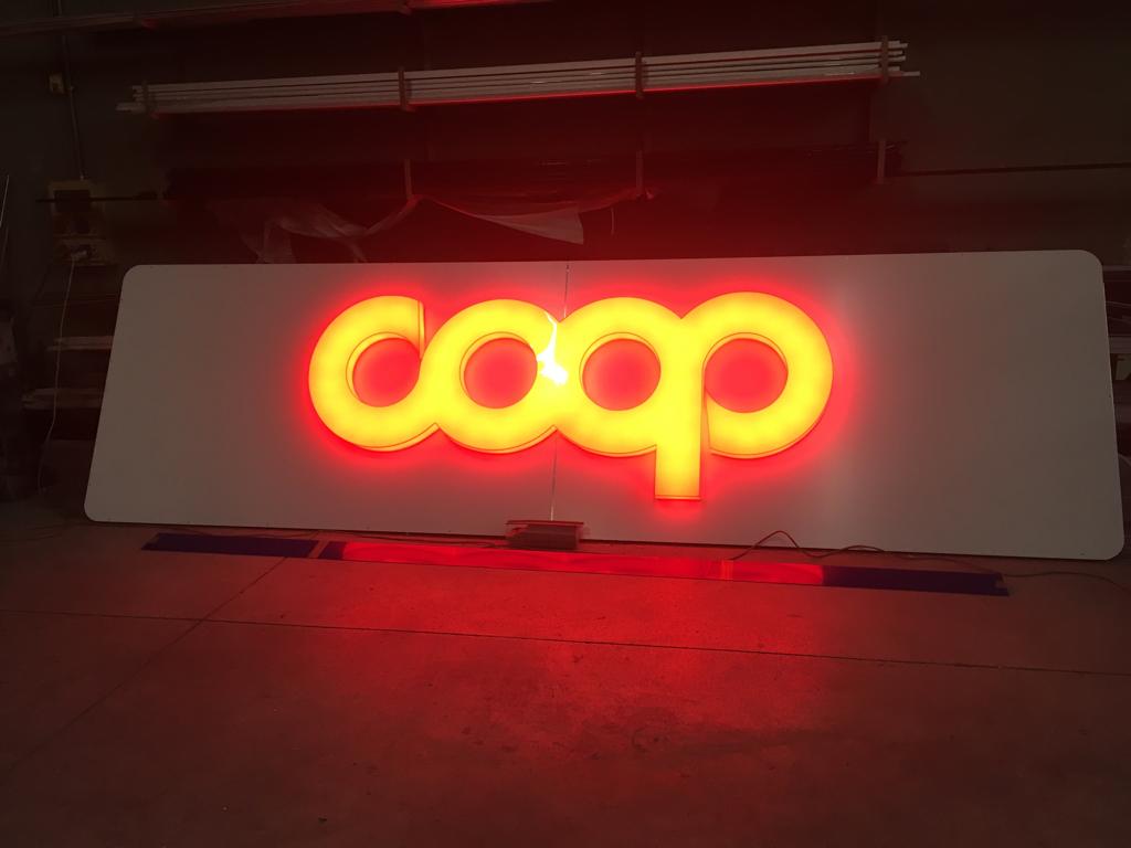 insegna coop al buio