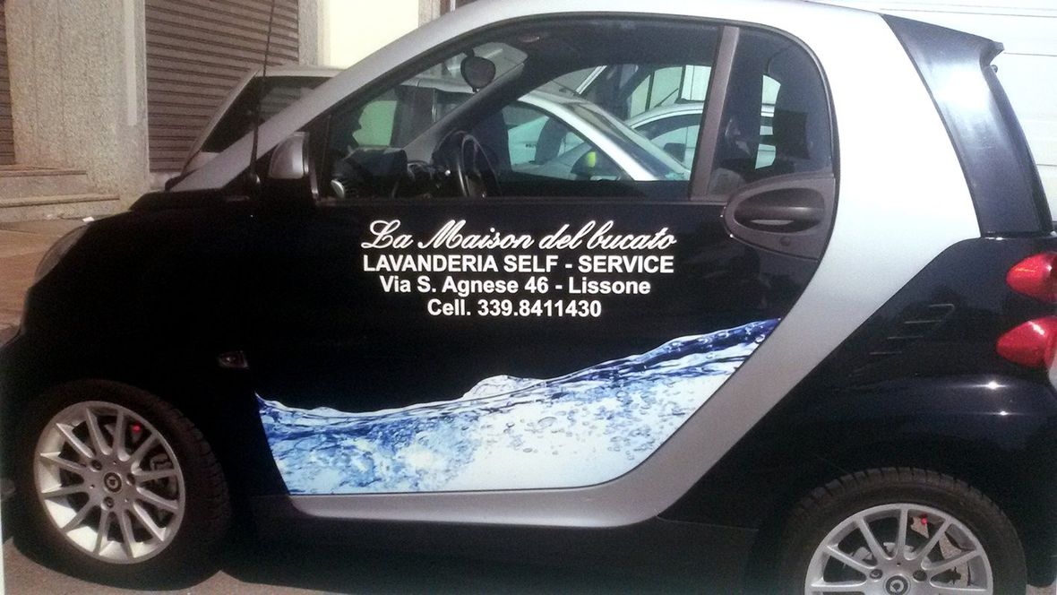 decorazione logo su auto