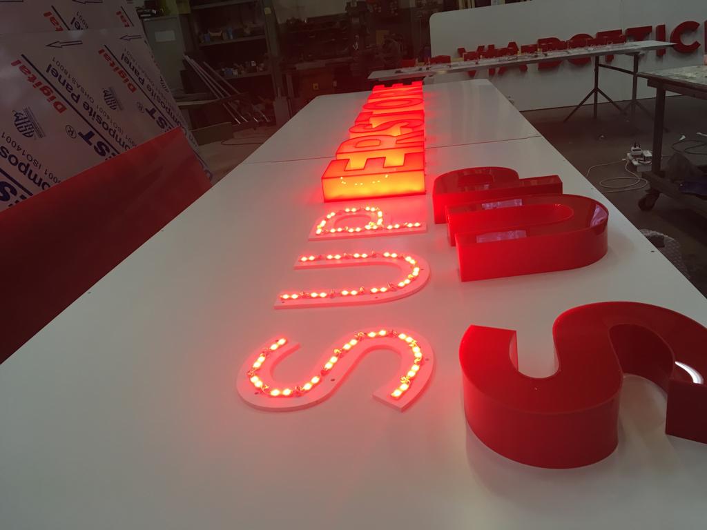 insegna luminosa led supermercato coop