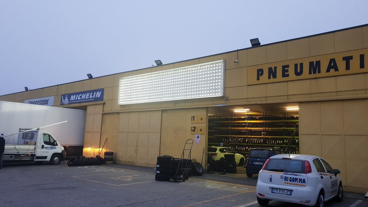 insegna luminosa personalizzata