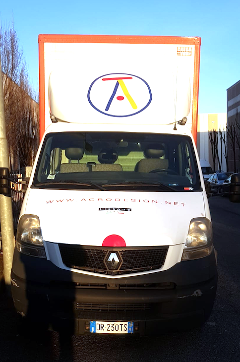 furgone con logo decorato
